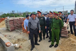 Phó Thủ tướng Hồ Quốc Dũng đề nghị đơn vị thi công đẩy mạnh hoàn thành khu tái định cư cho người dân bị thiệt hại. (Ảnh: Sỹ Thắng/TTXVN)