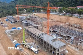 Một góc của dự án Trường PTNT liên cấp Tiểu học và THCS xã biên giới Phong Thổ đang hình thành lên giữa núi rừng Tây Bắc phục vụ cho con em đồng bào các dân tộc nơi biên viễn Lai Châu. (Ảnh: Quý Trung/TTXVN)