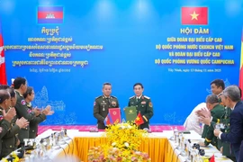 Đại tướng Phan Văn Giang, Bộ trưởng Bộ Quốc phòng và Đại tướng Tea Seiha, Phó Thủ tướng Chính phủ, Bộ trưởng Bộ Quốc phòng Vương quốc Campuchia trao Kế hoạch hợp tác năm 2026 giữa hai nước. (Ảnh: Minh Phú/TTXVN)