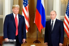 Tổng thống Nga Vladimir Putin (phải) và Tổng thống Mỹ Donald Trump. (Ảnh: THX/TTXVN)