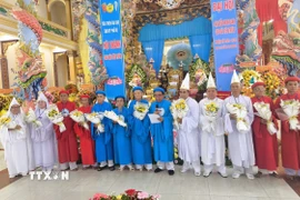 Ban Thường trực Hội thánh Cao Đài Tiên Thiên nhiệm kỳ 2025-2030 ra mắt Đại hội. (Ảnh: Huỳnh Phúc Hậu/TTXVN)