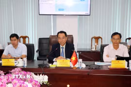 Chủ tịch UBND tỉnh Vĩnh Long Lữ Quang Ngời (giữa) phát biểu tại buổi làm việc. (Ảnh: Phạm Minh Tuấn/TTXVN)