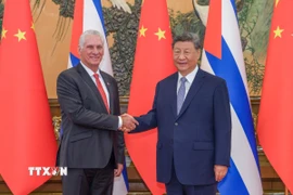 Chủ tịch Cuba Miguel Diaz-Canel (trái) và Chủ tịch Trung Quốc Tập Cận Bình tại cuộc gặp ở Bắc Kinh ngày 4/9/2025. (Ảnh: THX/TTXVN)