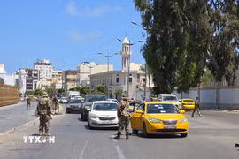 Lực lượng an ninh Libya tuần tra tại thủ đô Tripoli, ngày 13/5/2025. (Ảnh: THX/TTXVN).