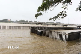 Cầu đi bộ ven bờ Nam sông Hương, thành phố Huế đã bị ngập lụt do lũ vượt báo động 1 trong sáng 22/10. (Ảnh: Nguyên Lý/TTXVN)