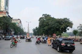 Lực lượng Cảnh sát giao thông và Thanh tra giao thông có mặt tại nút giao Kim Mã-Nguyễn Văn Ngọc để phân làn, hướng dẫn giao thông. (Ảnh: Minh Sơn/Vietnam+)