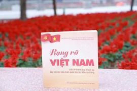 Cuốn sách "Rạng rỡ Việt Nam-Dấu ấn thành tựu nhiệm kỳ Đại hội đại biểu toàn quốc lần thứ XIII". (Ảnh: Báo Điện tử Chính phủ)