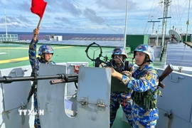 Huấn luyện sẵn sàng chiến đấu trên Nhà giàn DK1/10. (Ảnh: TTXVN phát)