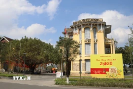 Sắc đỏ rực rỡ của cờ Tổ quốc, cờ Đảng, cùng hàng loạt băng rôn, áp phích, khẩu hiệu tuyên truyền tại các tuyến đường trung tâm thành phố Huế. (Ảnh: Văn Dũng/TTXVN)