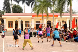 Người dân vui chơi thể thao tại Trung tâm sinh hoạt văn hóa cộng đồng xã Kha Sơn. (Ảnh: Trần Trang/TTXVN)
