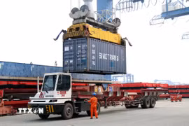Khu vực làm hàng tại Tân cảng Cát Lái (TP. Hồ Chí Minh). (Ảnh: Tiến Lực/ TTXVN)