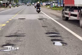 Nhiều ổ gà xuất hiện chi chít trên Quốc lộ 19, qua xã Đak Đoa, xã Mang Yang của tỉnh Gia Lai vừa được nâng cấp mở rộng. (Ảnh: Sỹ Thắng/TTXVN)