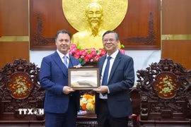 Chủ tịch Ủy ban nhân dân thành phố Cần Thơ Trương Cảnh Tuyên tặng quà lưu niệm cho Đại sứ Kohdayar Marri. (Ảnh: Nguyễn Hằng /TTXVN)