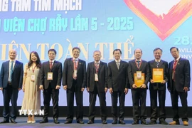 Lãnh đạo Bộ Y tế, Bệnh viện Chợ Rẫy chụp ảnh cùng chủ tọa đoàn, báo cáo viên của phiên toàn thể trong Hội nghị. (Ảnh: Đinh Hằng/ TTXVN)