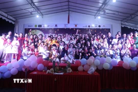 Đêm hội Trung Thu năm nay thu hút đông đảo cộng đồng người Việt tại Singapore và bạn bè quốc tế tham dự. (Ảnh: Tất Đạt/TTXVN)