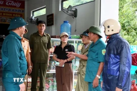 Chính quyền xã Phong Nha (Quảng Trị) vận động người dân tại khu vực nguy cơ sạt lở đến nơi an toàn. (Ảnh: Tá Chuyên/TTXVN)
