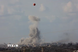 Khói bốc lên từ toà nhà bị phá huỷ trong vụ không kích của Israel xuống thành phố Gaza, ngày 25/9/2025. (Ảnh: THX/TTXVN)
