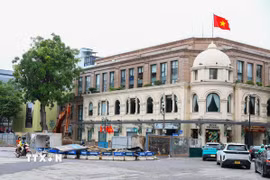 Tại khu vực Quảng trường Cách mạng tháng Tám, các hạng mục thi công đang khẩn trương hoàn thiện để sớm hoàn trả mặt bằng phục vụ giao thông. (Ảnh: Lê Đông/TTXVN)