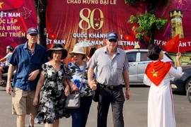 Người dân chờ đón xem lễ hợp luyện diễu binh, diễu hành dịp Quốc khánh. (Ảnh: Hoàng Hiếu/TTXVN)