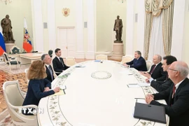 Tổng thống Nga Vladimir Putin trong cuộc gặp với đặc phái viên của Tổng thống Mỹ, ông Steve Witkoff và ông Jared Kushner tại Moskva ngày 2/12/2025. (Ảnh: AA/TTXVN)