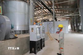 Công nhân điều hành dây chuyền sản xuất tại Nhà máy nhiên liệu sinh khối EREX SAKURA Tuyên Quang. (Ảnh: Hoàng Hải/TTXVN)