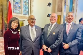 Quyền Chủ tịch Hội Hữu nghị New Zealand-Việt Nam (NZVFA) Anand Satyanand (thứ hai từ trái sang) chụp ảnh lưu niệm cùng các thành viên của NZVFA. (Ảnh: TTXVN phát)