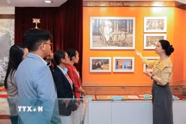Đoàn đại biểu Timor-Leste tham quan và ghi sổ lưu niệm tại Phòng truyền thống TTXVN. (Ảnh: Lê Đông/TTXVN)