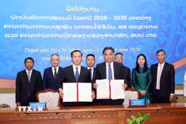 Ông Nguyễn Lộc Hà (phải), Phó Chủ tịch Thường trực Ủy ban Nhân dân Thành phố Hồ Chí Minh và ông Phimpone Phandanuvong (trái), Phó Chủ tịch Ủy ban Chính quyền tỉnh Champasak ký Biên bản ghi nhớ hợp tác giai đoạn 2026-2030 giữa hai địa phương. (Ảnh: Xuân Khu/TTXVN)