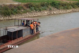 Các lực lượng triển khai biện pháp tìm kiếm. (Ảnh: Nguyễn Văn Cảnh/TTXVN)