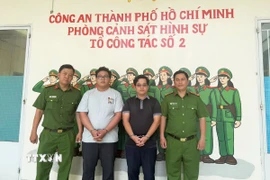 Hai đối tượng tại cơ quan công an. (Ảnh: TTXVN phát)