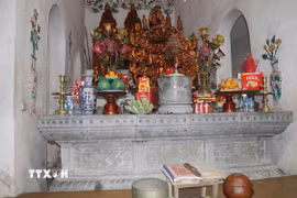 Bệ đá Long Hoa được đặt tại không gian chính điện của chùa Thượng Nương, xã Liêm Hà, tỉnh Ninh Bình. (Ảnh: Thùy Dung/TTXVN)