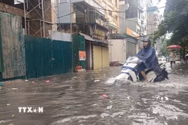 Nước ngập trên đường Mỹ Đình (phường Từ Liêm, Hà Nội). (Ảnh: Nguyễn Thắng/TTXVN)