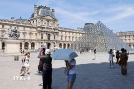 Trời nắng nóng gay gắt tại Paris, Pháp. (Ảnh: THX/TTXVN phát)