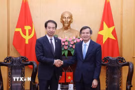 Đồng chí Đoàn Minh Huấn, Giám đốc Học viện Chính trị quốc gia Hồ Chí Minh tiếp đồng chí Hà Vĩ, Đại sứ Đặc mệnh toàn quyền nước Cộng hòa Nhân dân Trung Hoa tại Việt Nam. (Ảnh: Văn Điệp/TTXVN)