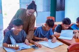 Những giờ học hè giúp học sinh có thêm môi trường học tập và rèn luyện. (Ảnh: Hữu Quyết/TTXVN)