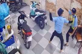 Hình ảnh xô xát giữa Dương Thành Lập và anh M.H.K được camera của quán ghi lại. (Ảnh: TTXVN phát)