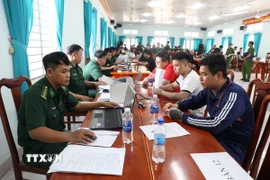 Lực lượng chức năng tiến hành lấy lời khai những công dân Việt Nam do các lực lượng chức năng của Campuchia trao trả. (Ảnh: Thanh Tân/TTXVN)