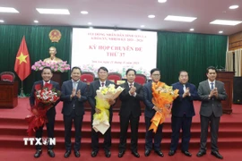 Lãnh đạo tỉnh Sơn La tặng hoa chúc mừng tân Chủ tịch, Phó Chủ tịch Hội đồng Nhân dân tỉnh và ủy viên Ủy ban Nhân dân tỉnh khoá XV, nhiệm kỳ 2021-2026. (Ảnh: Nguyễn Cường/TTXVN)