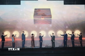 Các đại biểu thực hiện nghi lễ khai mạc FESTIVAL Thu Hà Nội lần thứ 3. (Ảnh: Hoàng Hiếu/TTXVN)