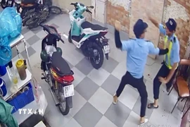 Hình ảnh xô xát giữa Dương Thành Lập và anh M.H.K được camera của quán ghi lại. (Ảnh: TTXVN phát)