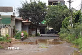 Đoạn đầu tuyến của Dự án đầu tư xây dựng đường Hồ Chí Minh đoạn tránh phía Đông thành phố Buôn Ma Thuột chưa hoàn tất giải phóng mặt bằng ảnh hưởng không nhỏ đến đời sống nhân dân. (Ảnh: Tuấn Anh/ TTXVN)