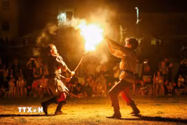 Màn trình diễn múa lửa tại lễ hội Trung Cổ ở Svetvincenat, Croatia, ngày 31/7/2026. (Ảnh: THX/TTXVN phát)