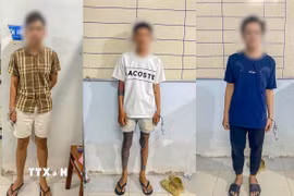 Ba đối tượng trong nhóm chuyên cướp giật tài sản của phụ nữ tại cơ quan Công an. (Ảnh: TTXVN phát)