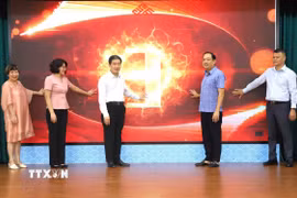 Ra mắt Trạm truyền thông số phường Cửa Nam (Hà Nội), kênh thông tin hỗ trợ người dân tiếp cận dịch vụ công trực tuyến, VNeID, iHanoi, thanh toán không dùng tiền mặt, hóa đơn điện tử và các kỹ năng số thiết yếu. (Ảnh: Nguyễn Cúc/TTXVN)