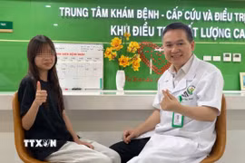 Bé gái lớn lên khỏe mạnh, học tập và sinh hoạt như các bạn cùng trang lứa. (Ảnh: TTXVN phát) 