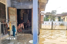 Hộ gia đình bà Nguyễn Thị Khế, khóm 18, Tổ dân phố Phú Khê, phường Dương Nỗ (Huế), đặc biệt khó khăn, vẫn đang ngập trong lũ. (Ảnh: Kha Phạm/TTXVN)