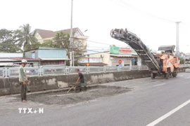 Sửa chữa hư hỏng tại cầu Xã Bảo (Quốc lộ 1A) đoạn qua xã Vĩnh Lợi), tỉnh Cà Mau. (Ảnh: Tuấn Phi/TTXVN)
