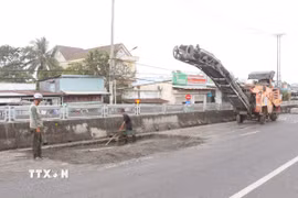 Sửa chữa hư hỏng tại cầu Xã Bảo (Quốc lộ 1A) đoạn qua xã Vĩnh Lợi), tỉnh Cà Mau. (Ảnh: Tuấn Phi/TTXVN)