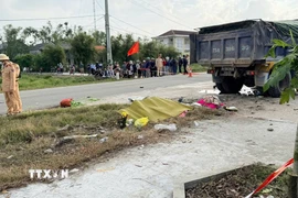 Lực lượng chức năng phong tỏa hiện trường để điều tra nguyên nhân vụ việc. (Ảnh: TTXVN phát)