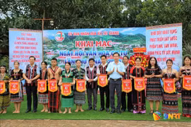Lãnh đạo xã Tây Giang tặng cờ lưu niệm cho các đơn vị tham gia lễ hội. (Ảnh: Báo Đà Nẵng)